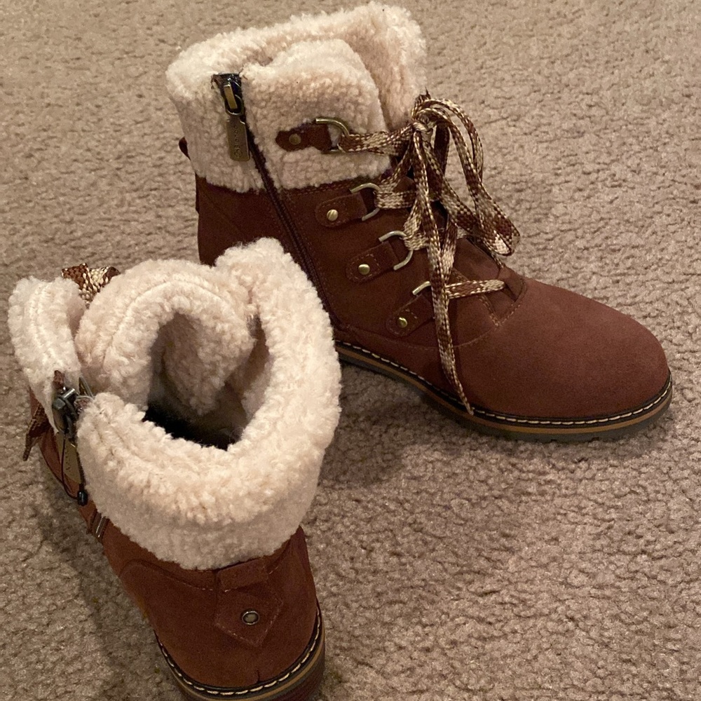 New never been worn Blondo boots